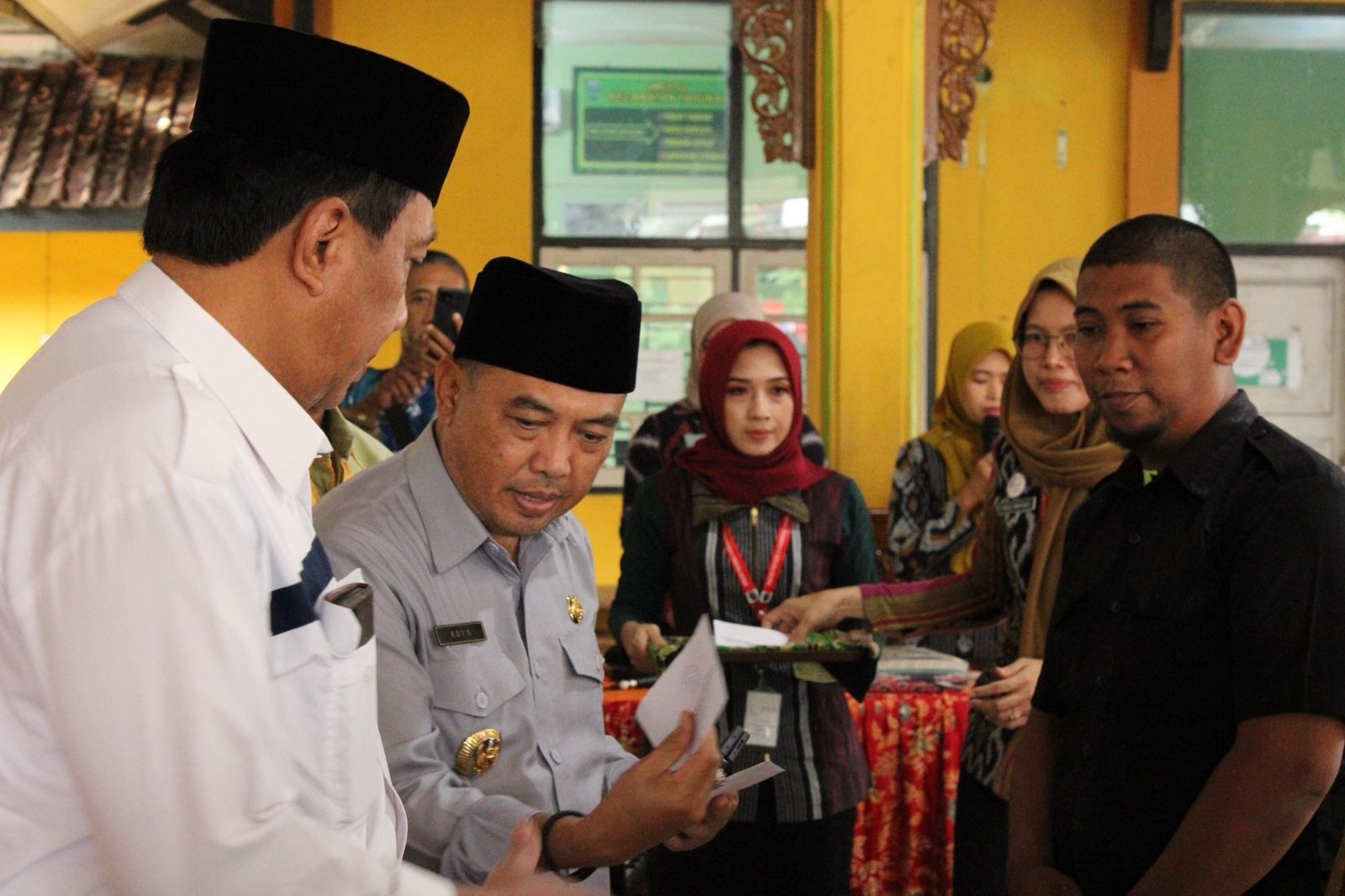 tenaga-harian-lepas-pemda-dan-kecamatan--dapat-tali-asih-dari-baznas