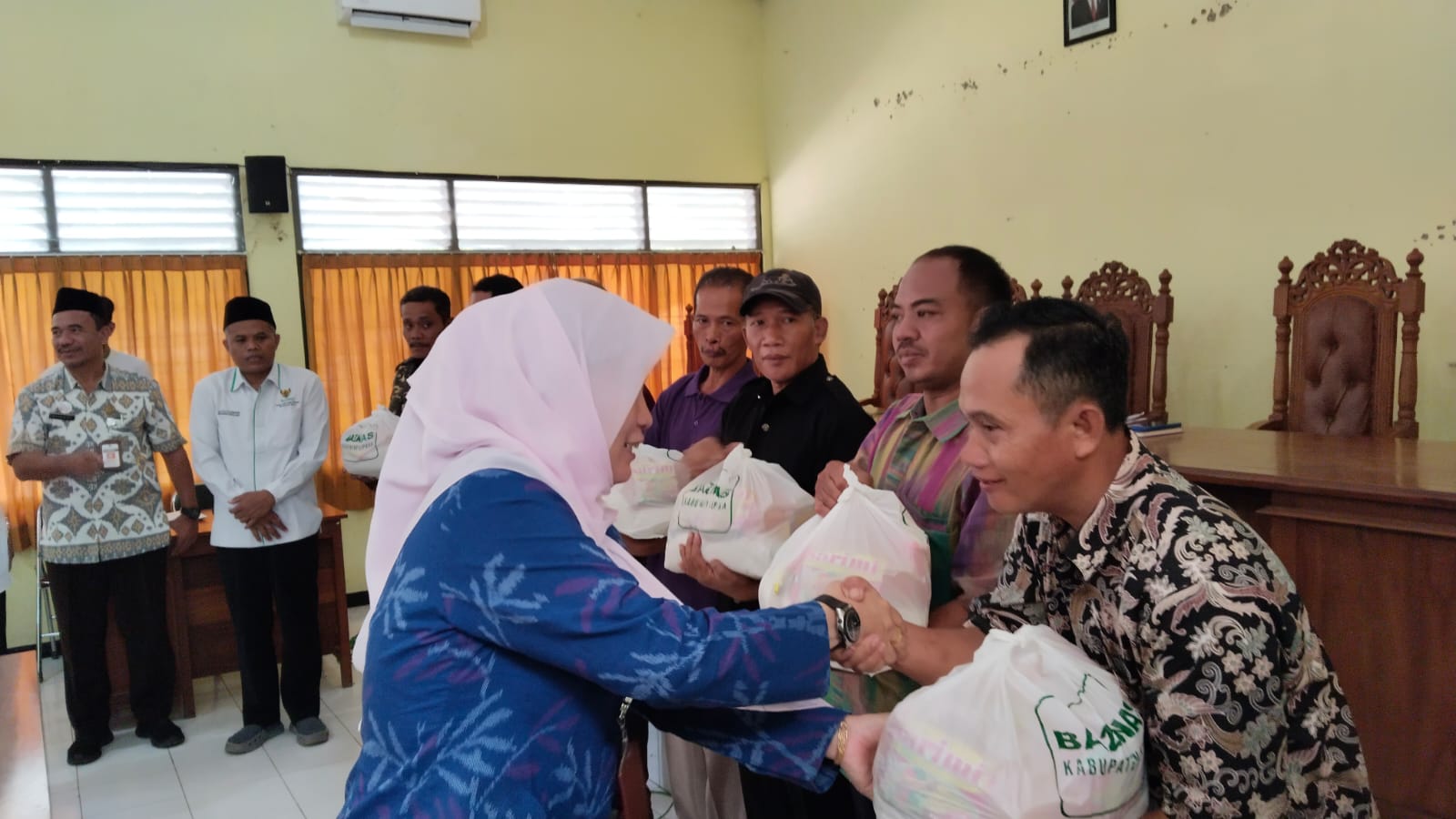 baznas-dan-dikpora-jepara-salurkan-sembako--untuk-pegawai-non-pns-dan-harlep-disdikpora