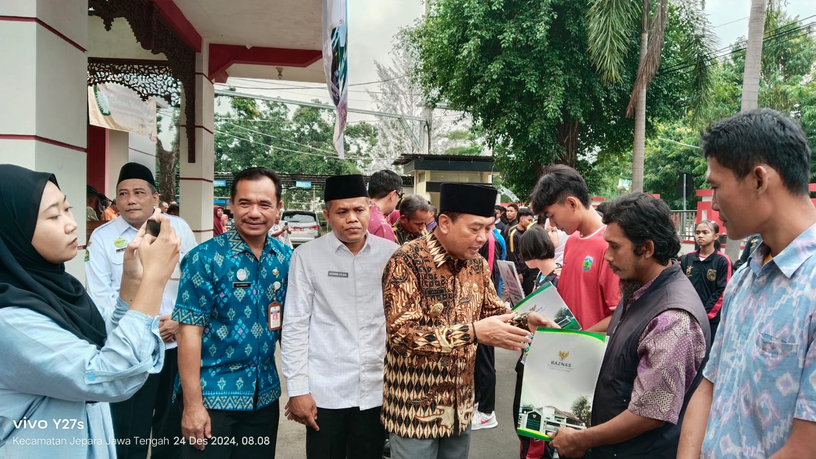 baznas-jepara-bantu-seragam-untuk-penjaga-atau-petugas-kebersihan-sdn-dan-smp-n-se-jepara