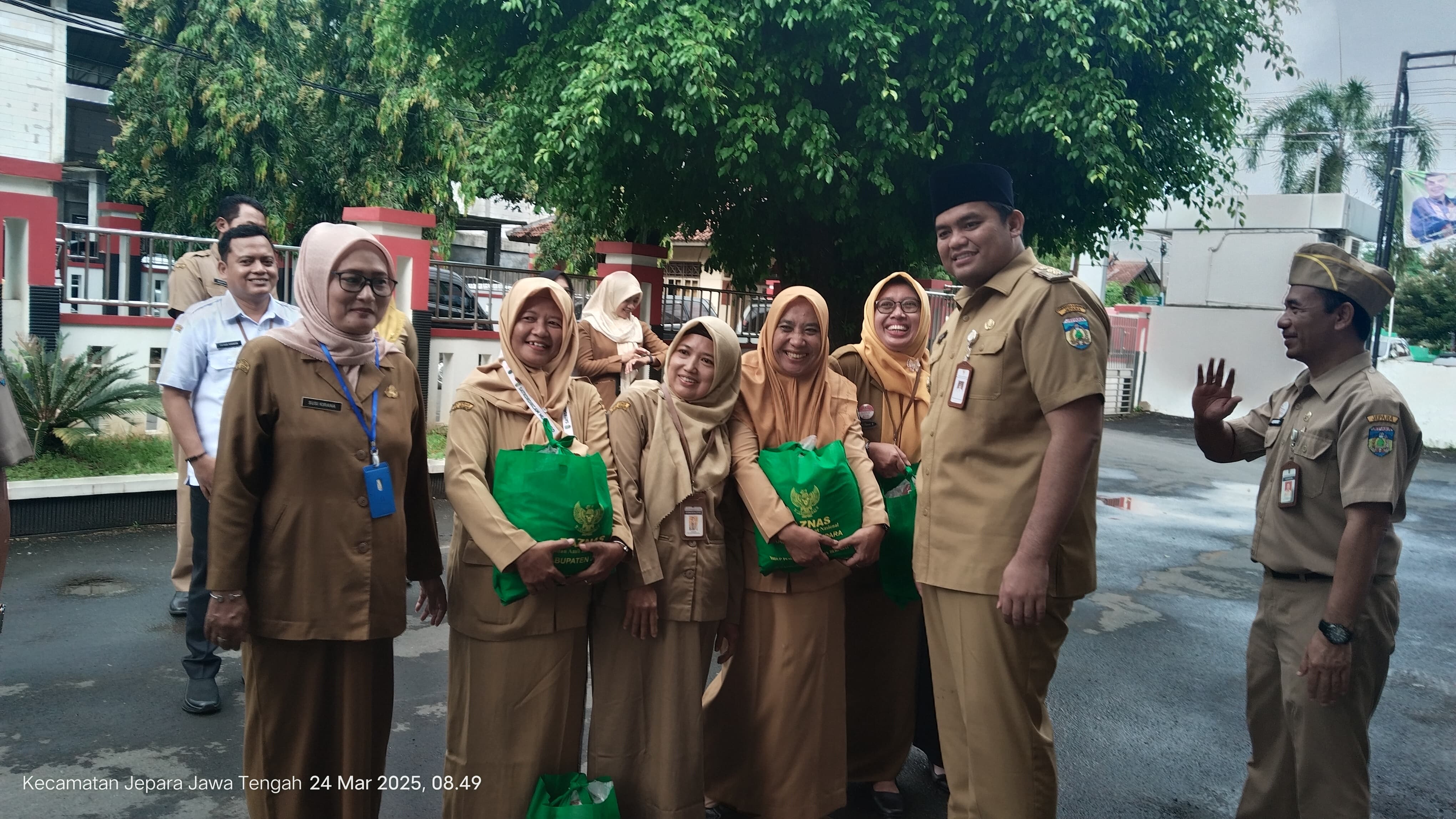 sinergi-baznas-dan-disdikpora-salurkan-distribusi-bantuan-sembako-kepada-non-asn