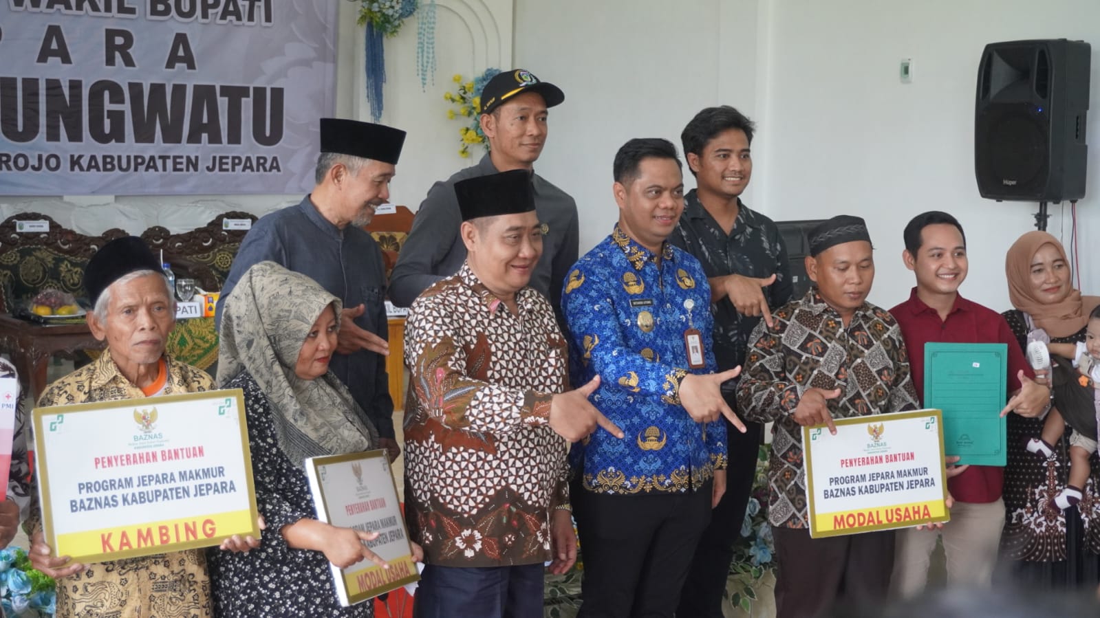 3-warga-ujungwatu-terima-bantuan-modal-usaha-dan-kambing-dari-baznas-jepara