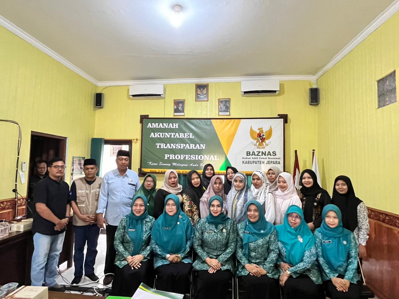 baznas-bersama-pkk-kabupaten-jepara-menyalurkan-bantuan-produktif-untuk-mengentaskan-kemiskinan